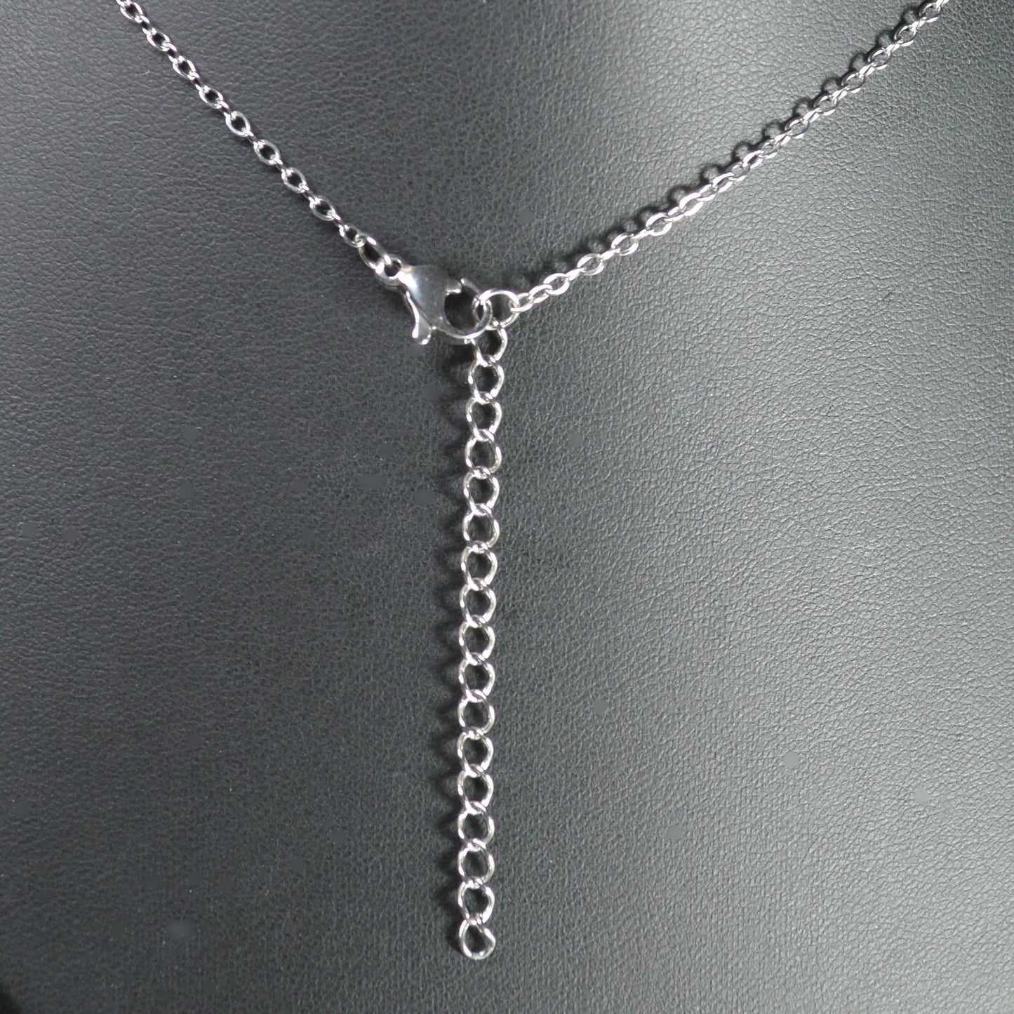 Karabiner-Verschluss der Edelstahl-Forcat-Kette Silber, 50 + 5 cm – stabil, einfach zu öffnen und zu schließen.