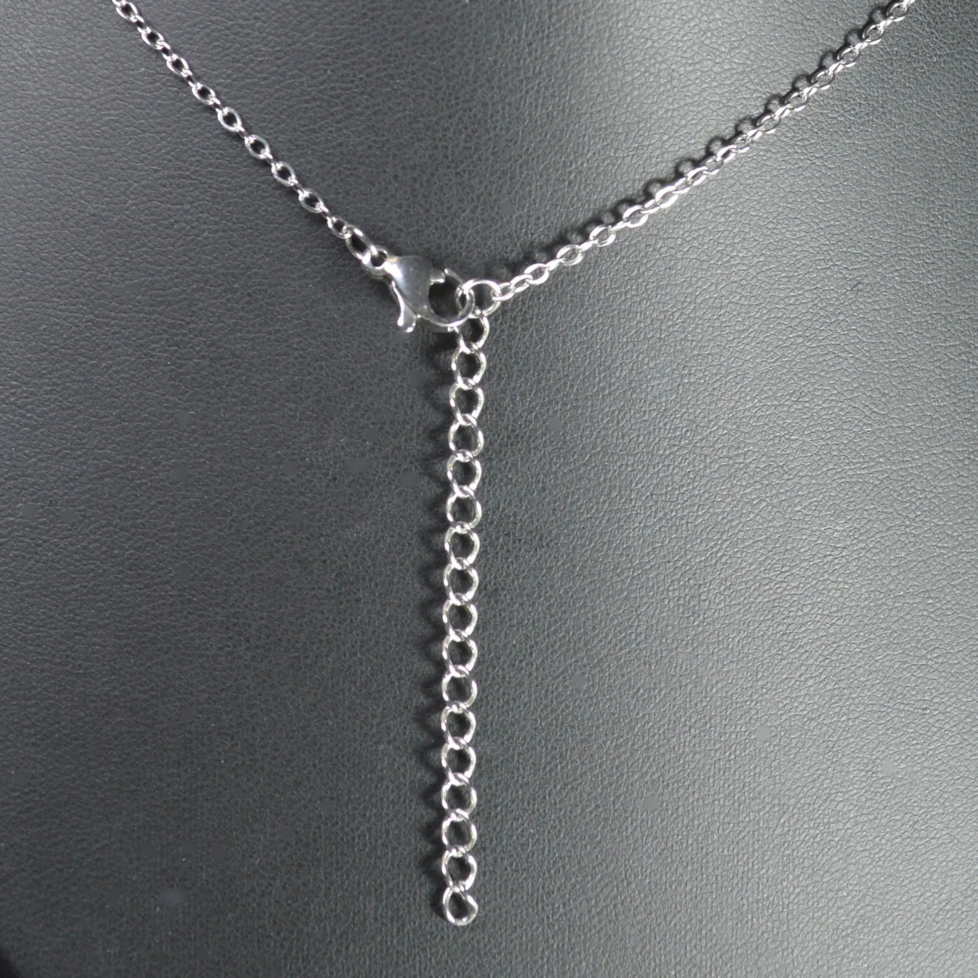 Karabiner-Verschluss der Edelstahl-Forcat-Kette Silber, 50 + 5 cm – stabil, einfach zu öffnen und zu schließen.