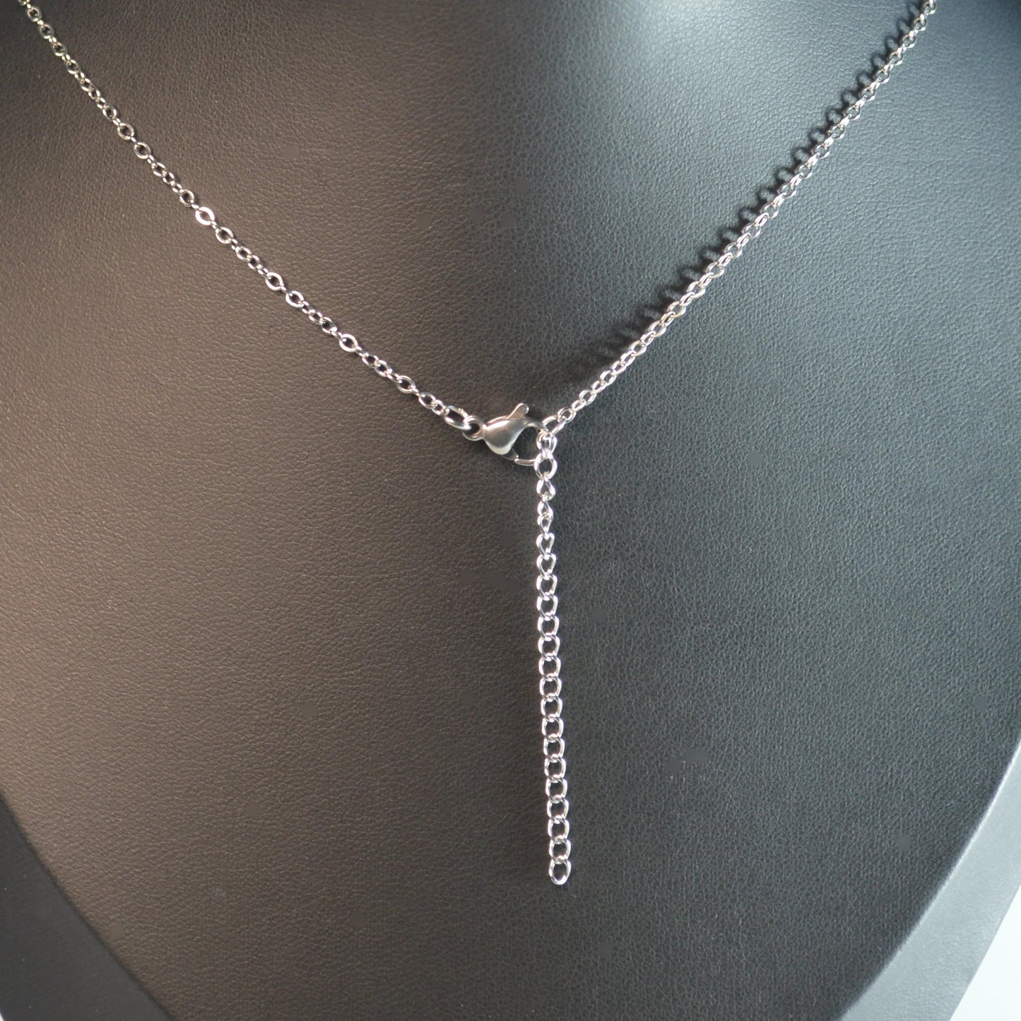 Karabiner-Verschluss der Edelstahl-Forcat-Kette Silber, 45 + 5 cm – stabil, einfach zu öffnen und zu schließen.