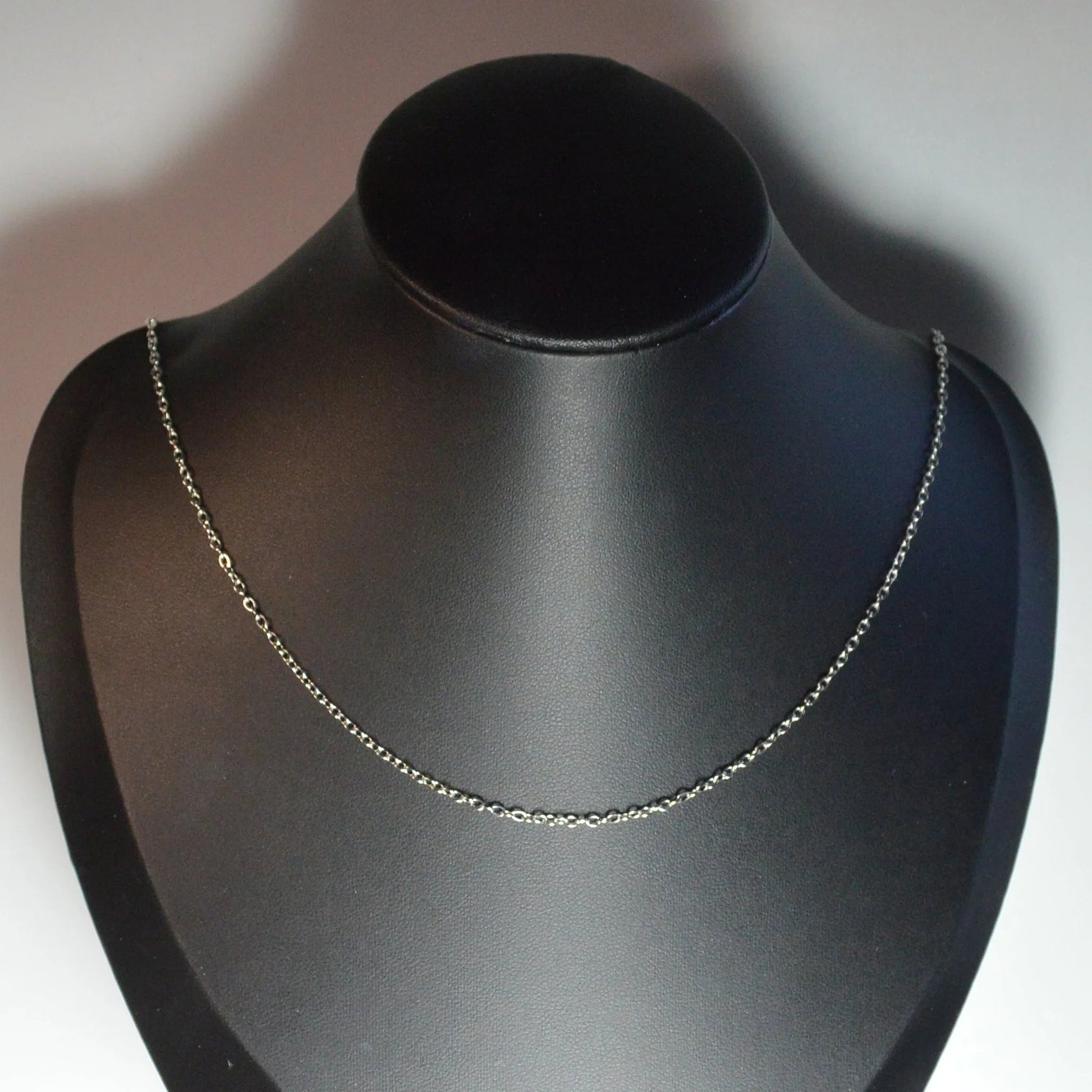 Edelstahl-Venezianer-Kette Silber, 50+ 5 cm, auf Büste, Vorderansicht – verstellbar und ideal kombinierbar mit unseren Anhängern.