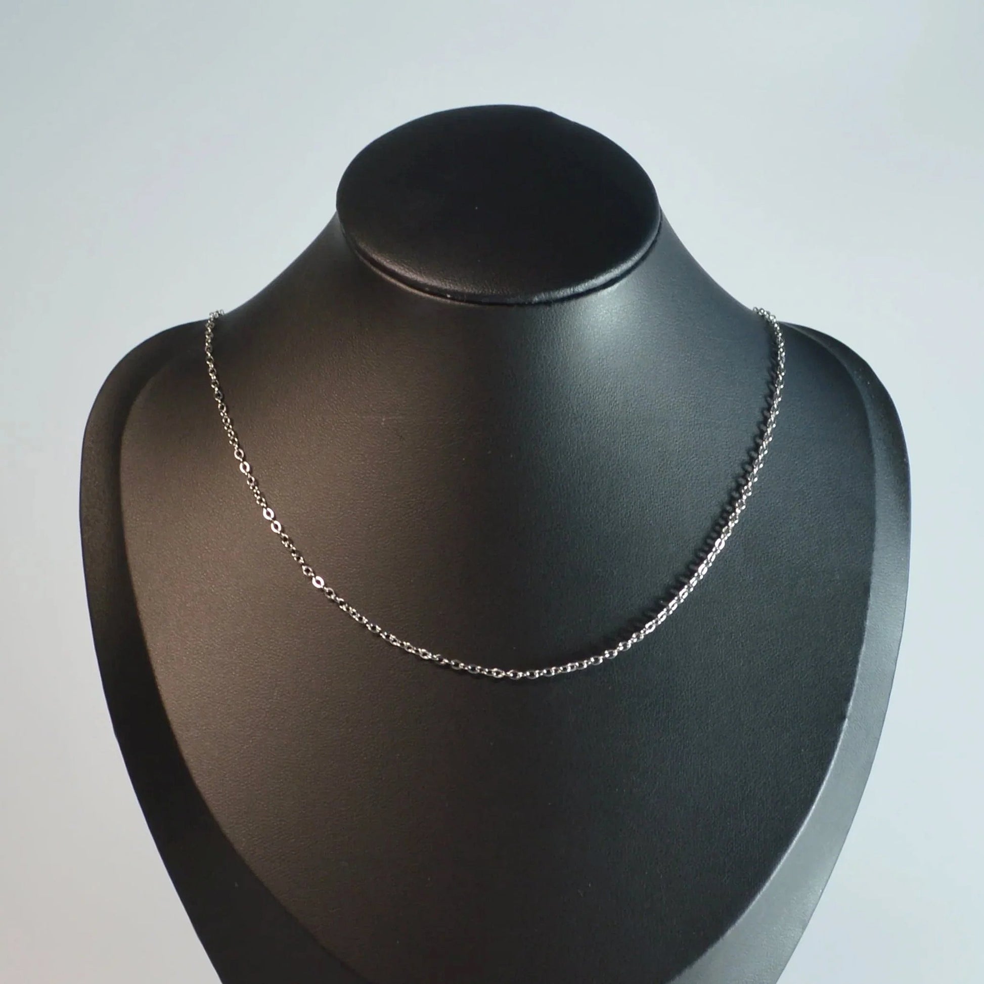 Edelstahl-Forcat-Kette Silber, 45 + 5 cm, auf Büste, Vorderansicht – verstellbar und ideal kombinierbar mit unseren Anhängern.