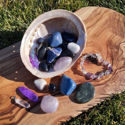 Natural Crystals - Beispielscoop Galaxy Crystal Confetti, mit flashy Labradoriten,  Fluorit Splitterarmbändern und mehr. 