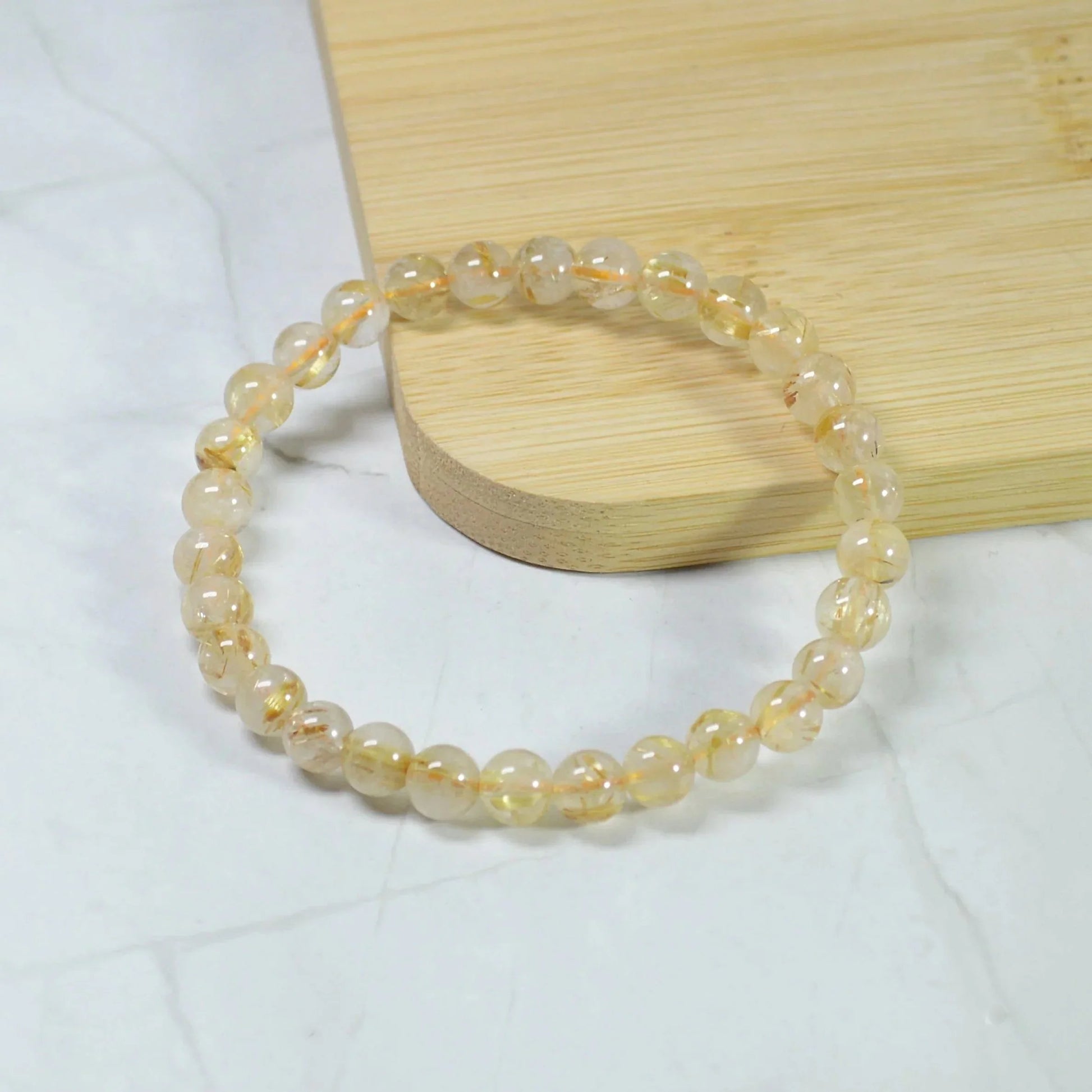 Gold Rutilquarz Armband mit hochwertigen 6mm Perlen, handgefertigt und naturbelassen - Einzelansicht.