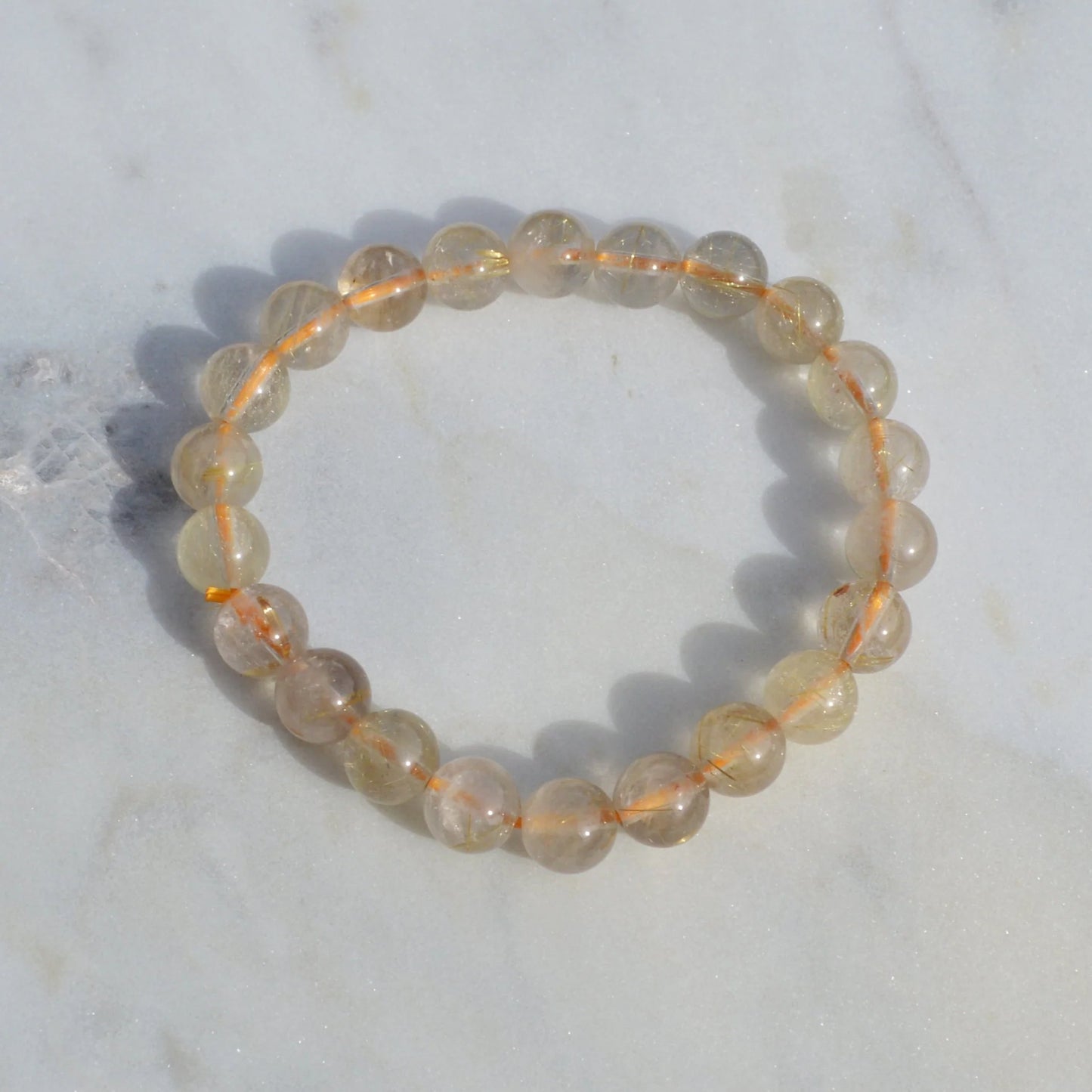 Gold Rutilquarz Armband mit hochwertigen 8mm Perlen, handgefertigt und naturbelassen - Einzelansicht.