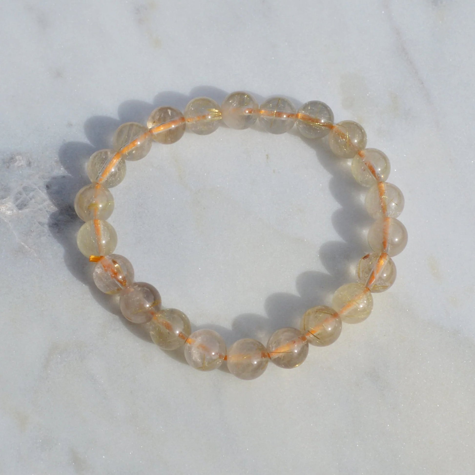Gold Rutilquarz Armband mit hochwertigen 8mm Perlen, handgefertigt und naturbelassen - Einzelansicht.