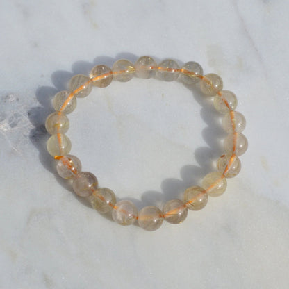 Gold Rutilquarz Armband mit hochwertigen 8mm Perlen, handgefertigt und naturbelassen - Einzelansicht.