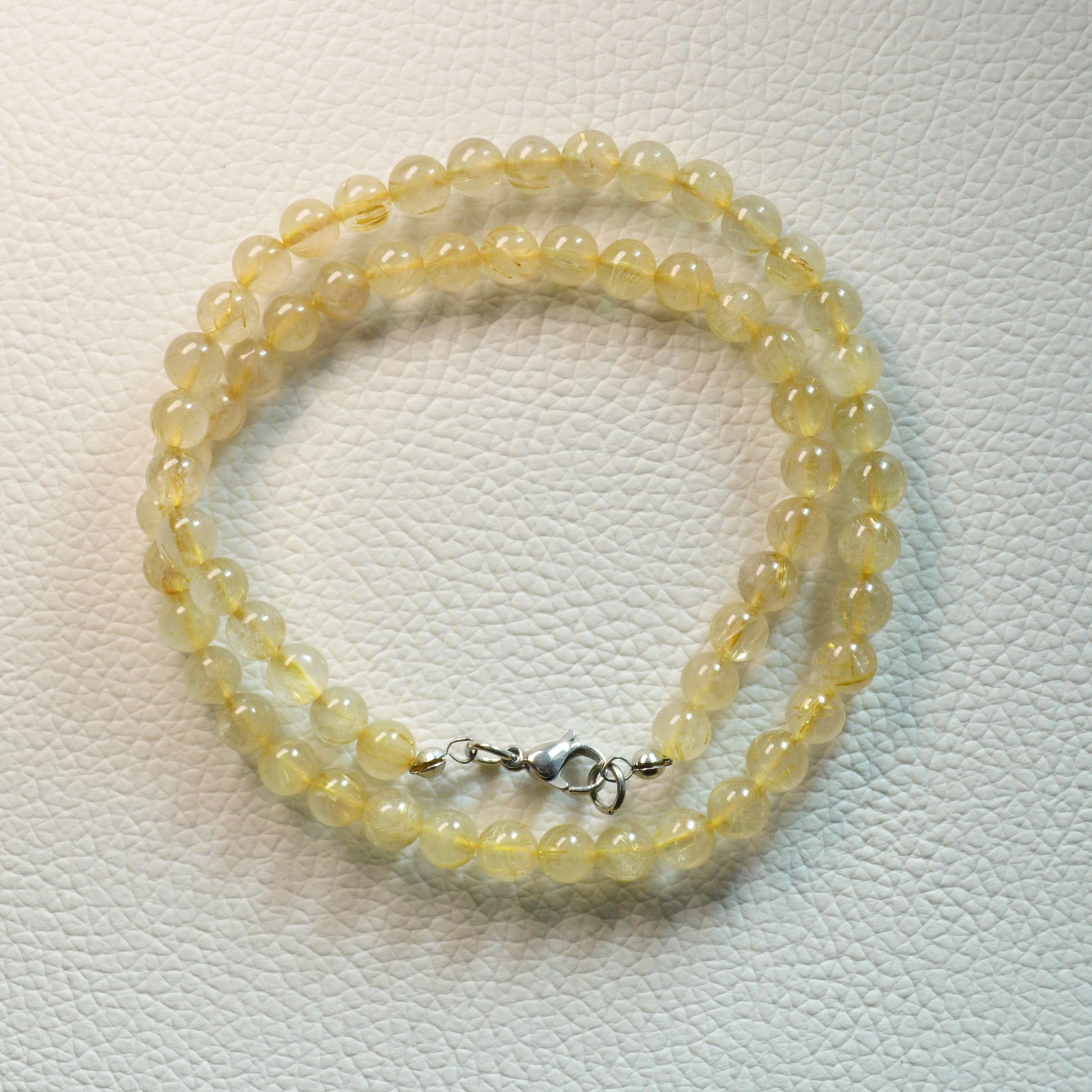 Gold Rutilquarz Halskette aus 6mm Natursteinperlen, 45 cm lang, mit Metallverschluss – sehr hochwertiger Edelsteinschmuck.