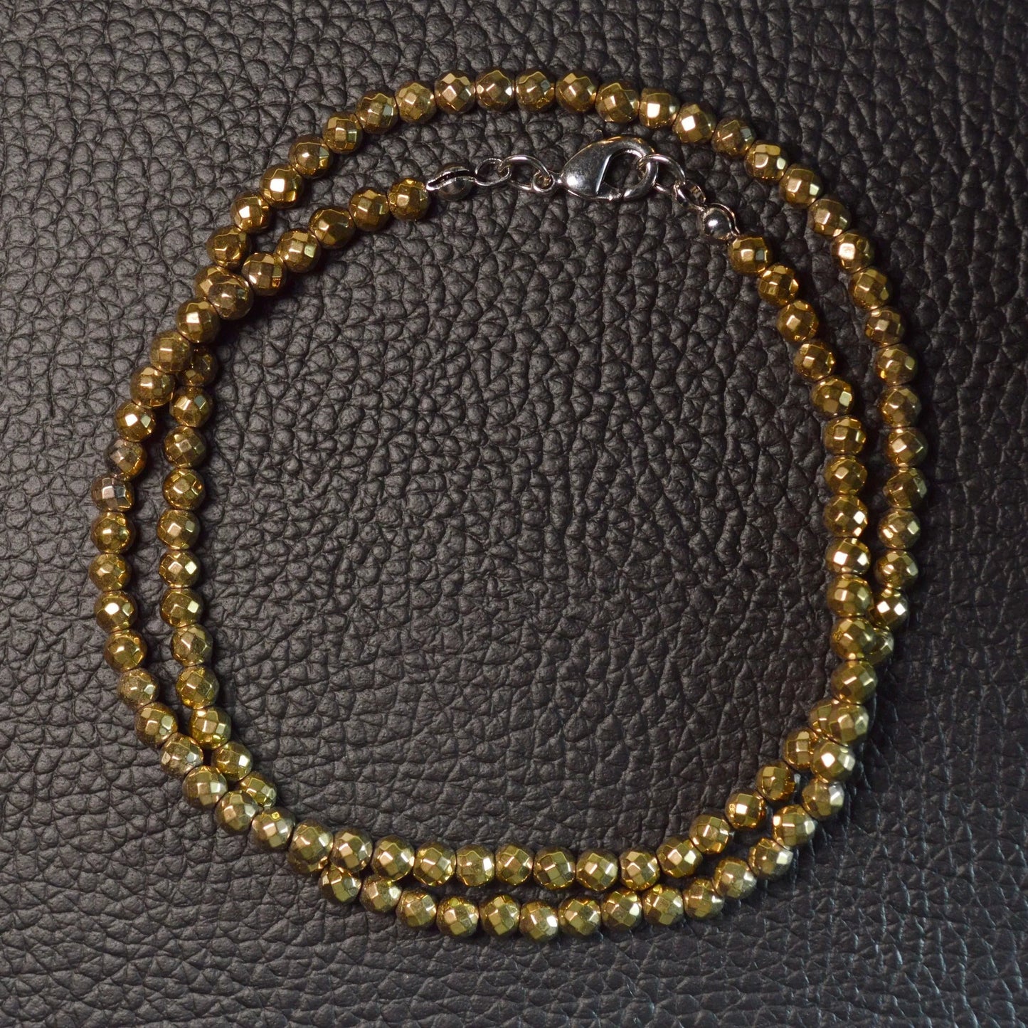 Goldene Hämatin Halskette aus 2mm goldenen und facettierten Perlen, 45 cm lang, mit Metallverschluss – Steinschmuck.