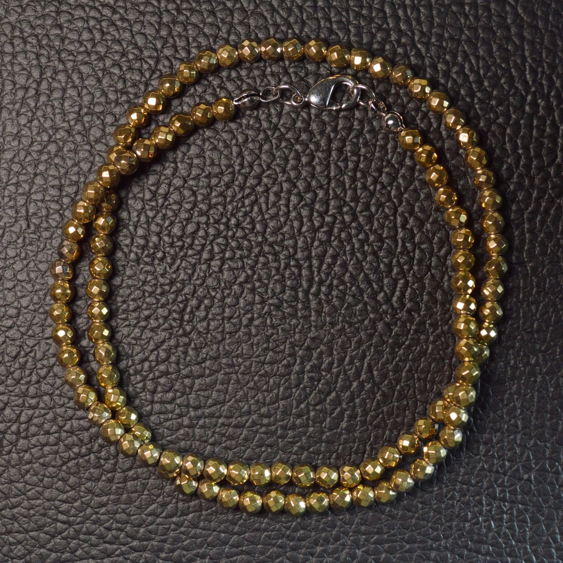 Goldene Hämatin Halskette aus 2mm goldenen und facettierten Perlen, 45 cm lang, mit Metallverschluss – Steinschmuck.