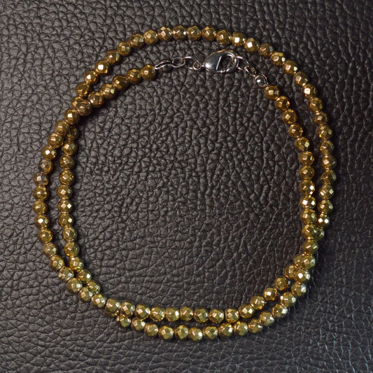Goldene Hämatin Halskette aus 2mm goldenen und facettierten Perlen, 45 cm lang, mit Metallverschluss – Steinschmuck.