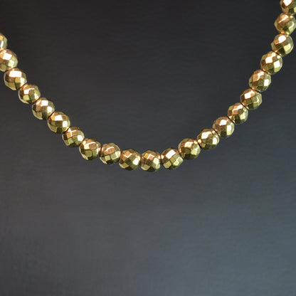 Goldene Hämatin Kette mit facettierten Perlen – 45 cm Halskette. Nahansicht.