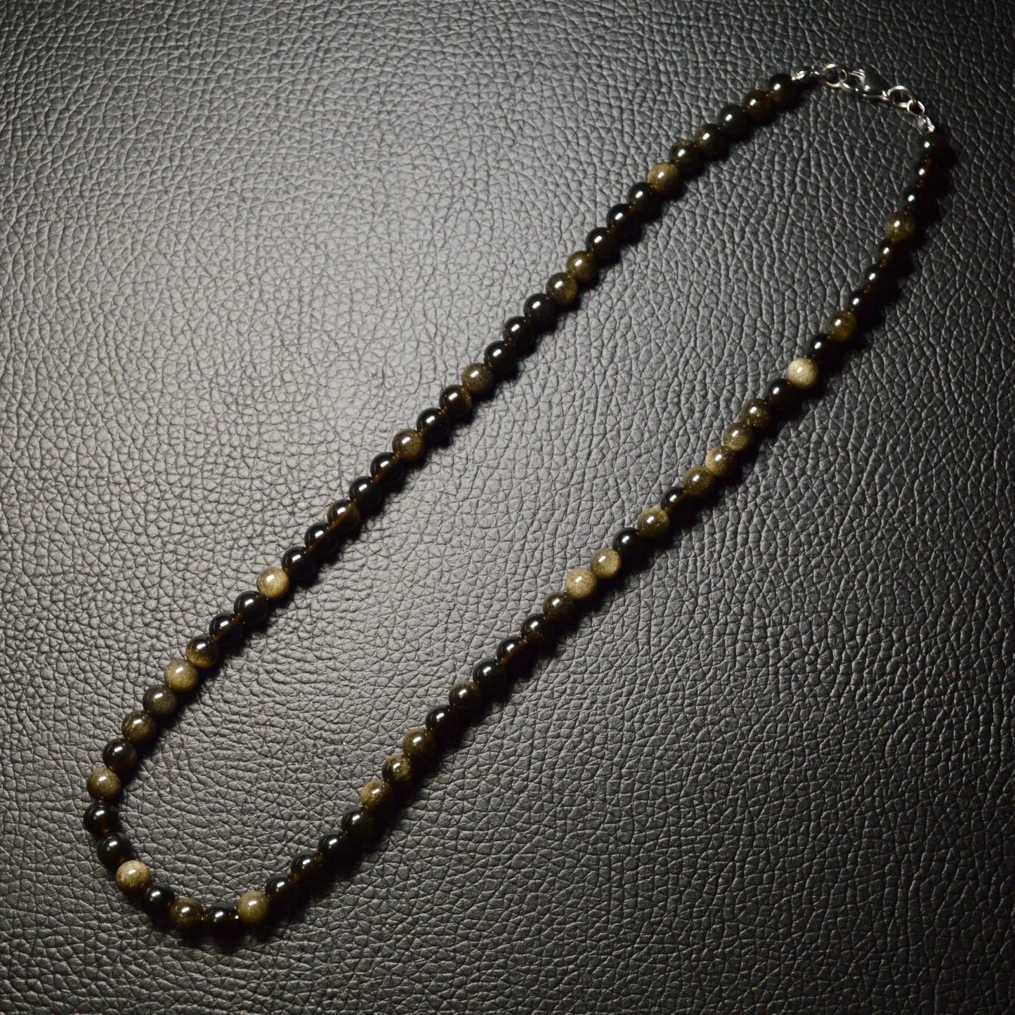 Gold-Obsidian Perlenkette aus 6mm Naturstein – Kristallschmuck mit Metallverschluss. Gesamtansicht.