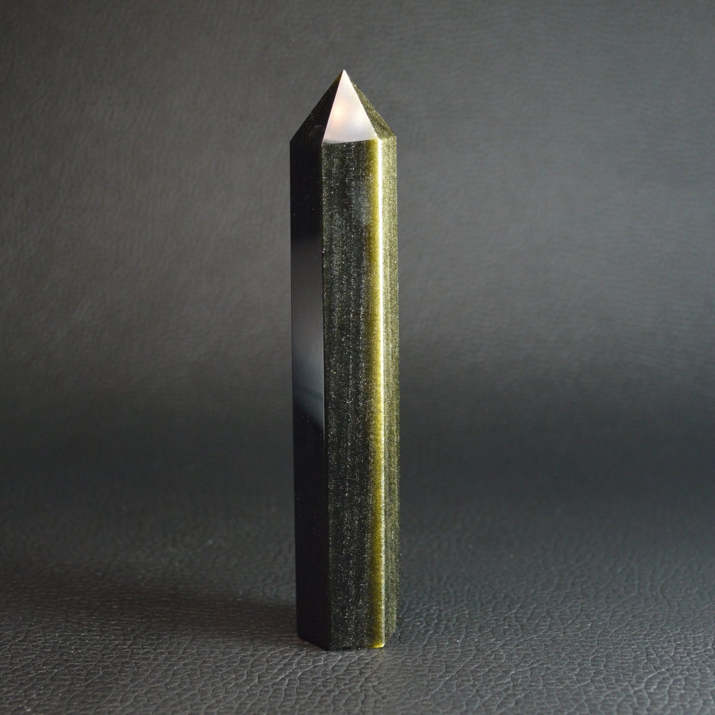 Gold-Obsidian Turm