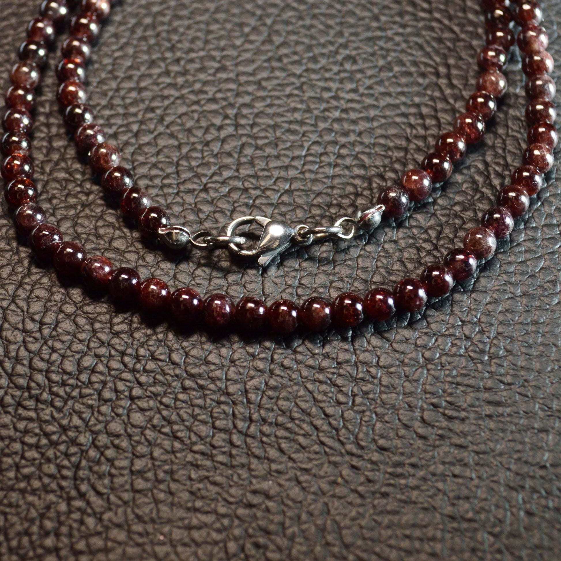 Granat Halskette aus 4mm Natursteinperlen, 45 cm lang, mit Metallverschluss – Edelsteinschmuck.
