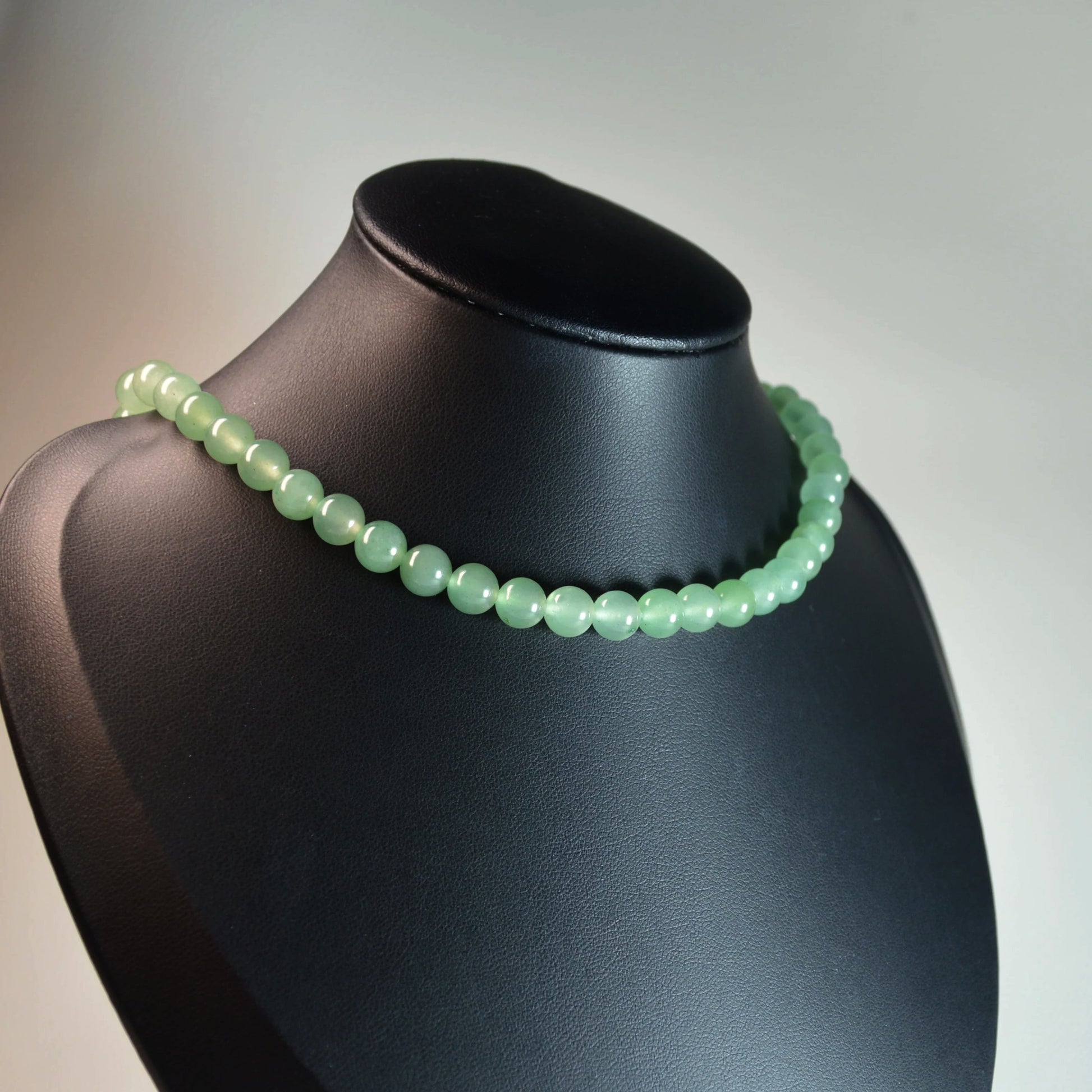 Elegante Grüner Aventurin Kette mit  6mm Kristallperlen auf Büste – perfekt als Geschenk oder für den Alltag.