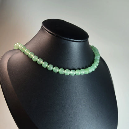 Elegante Grüner Aventurin Kette mit  6mm Kristallperlen auf Büste – perfekt als Geschenk oder für den Alltag.