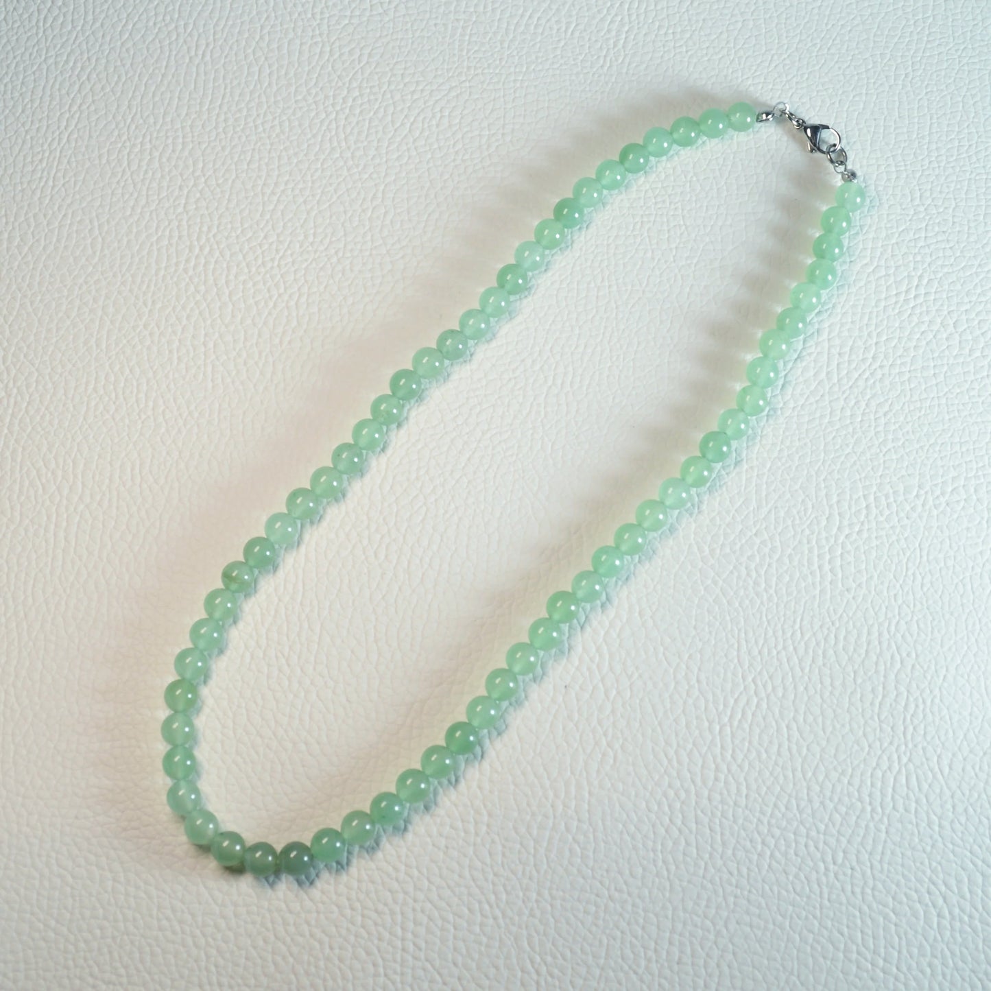 Grüner Aventurin Perlenkette aus 6mm Naturstein – Kristallschmuck mit Metallverschluss. Gesamtansicht.