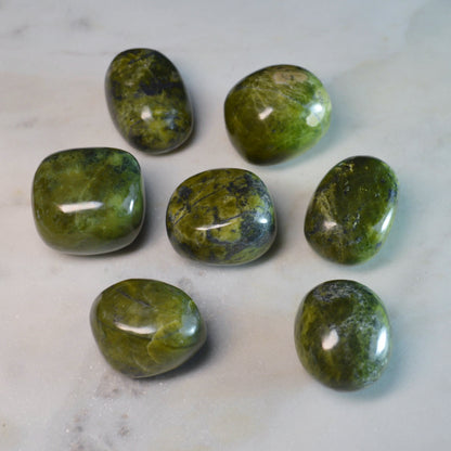 Grüner Opal Trommelstein