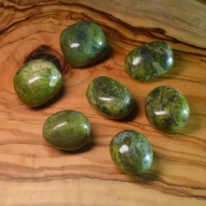 Grüner Opal Trommelstein