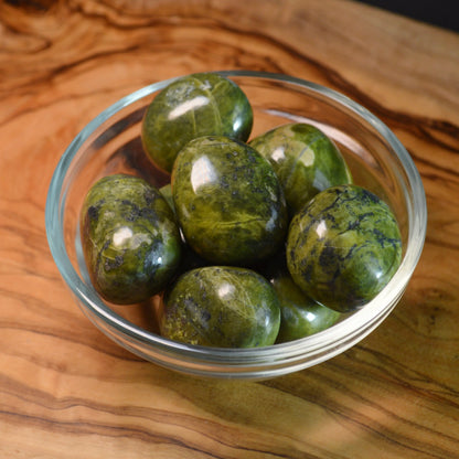 Grüner Opal Trommelstein