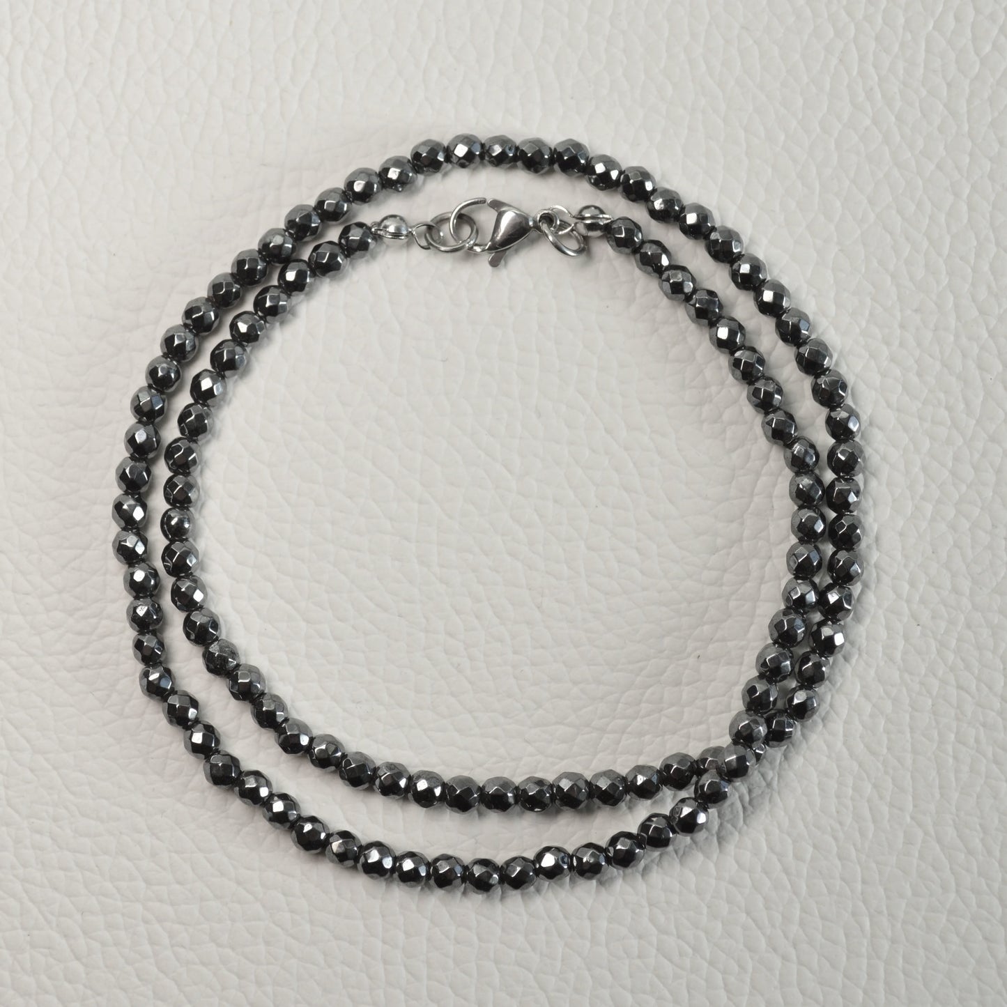 Hämatin Halskette aus 4mm facettierten Perlen, 45 cm lang, mit Metallverschluss – Steinschmuck.