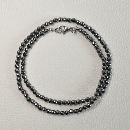 Hämatin Halskette aus 4mm facettierten Perlen, 45 cm lang, mit Metallverschluss – Steinschmuck.
