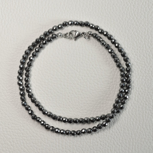 Hämatin Halskette aus 4mm facettierten Perlen, 45 cm lang, mit Metallverschluss – Steinschmuck.