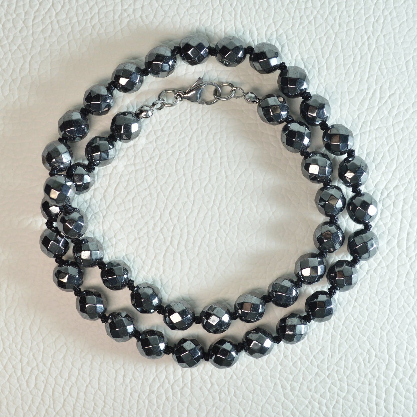 Hämatin Halskette aus 8mm facettierten Perlen, 45 cm lang, mit Metallverschluss – Steinschmuck.