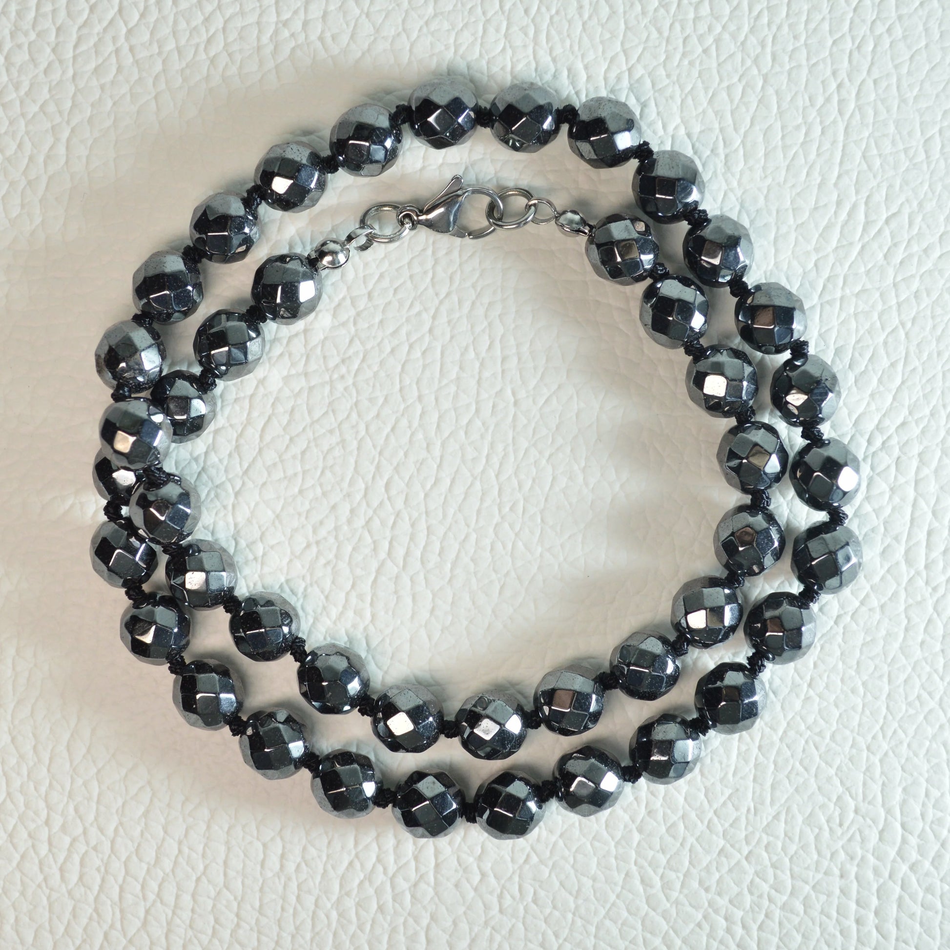 Hämatin Halskette aus 8mm facettierten Perlen, 45 cm lang, mit Metallverschluss – Steinschmuck.