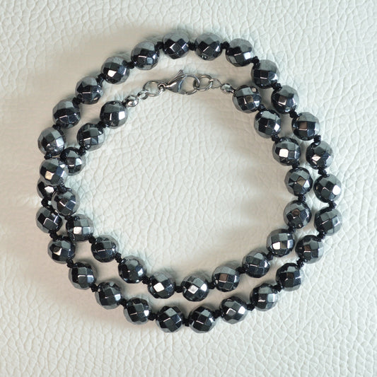 Hämatin Halskette aus 8mm facettierten Perlen, 45 cm lang, mit Metallverschluss – Steinschmuck.