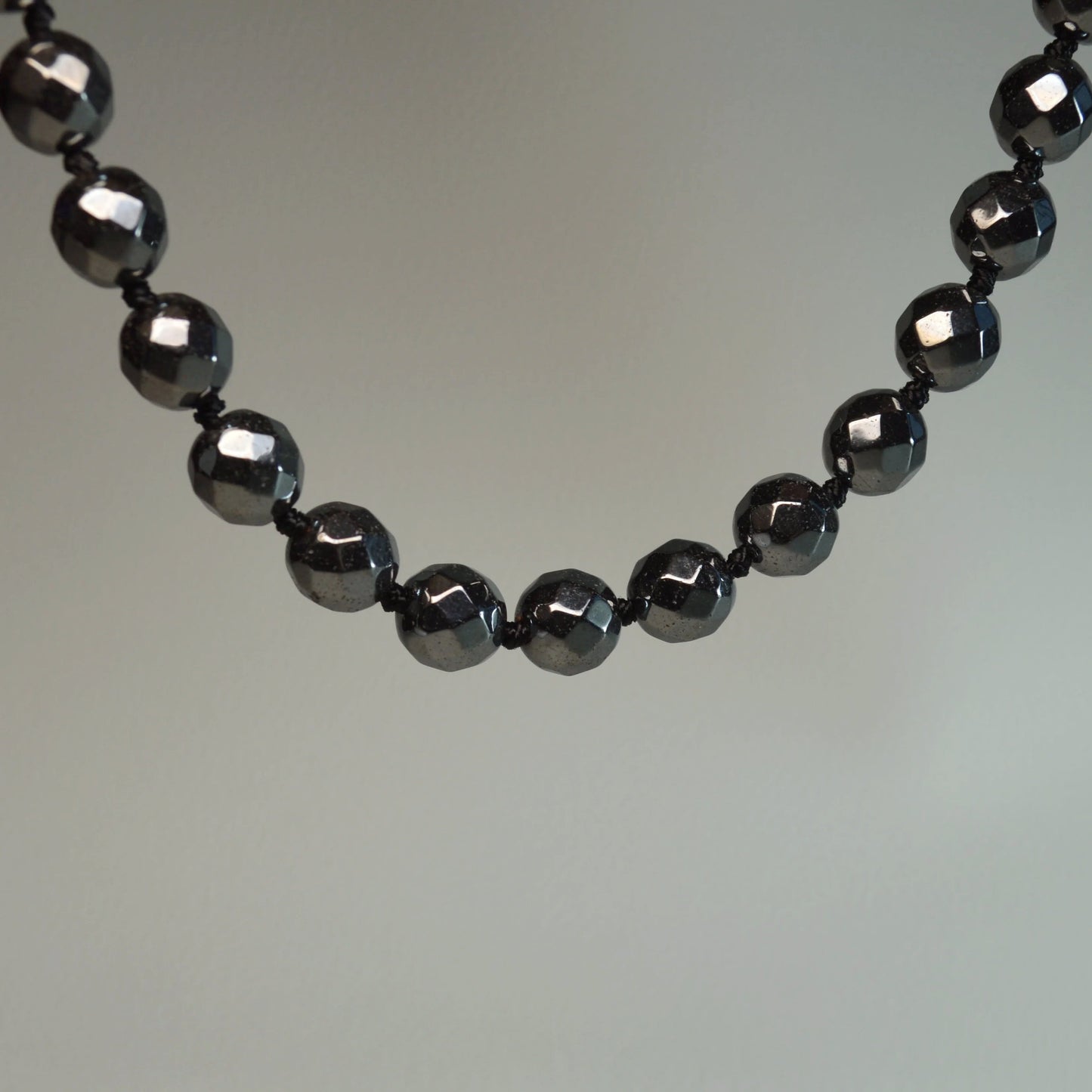 Hämatin Kette mit facettierten 8mm Perlen – 45 cm Halskette. Nahansicht.