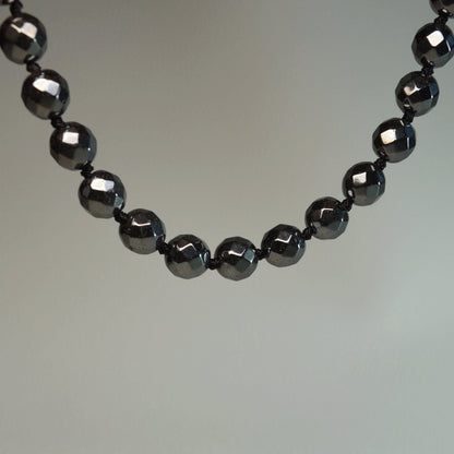 Hämatin Kette mit facettierten 8mm Perlen – 45 cm Halskette. Nahansicht.