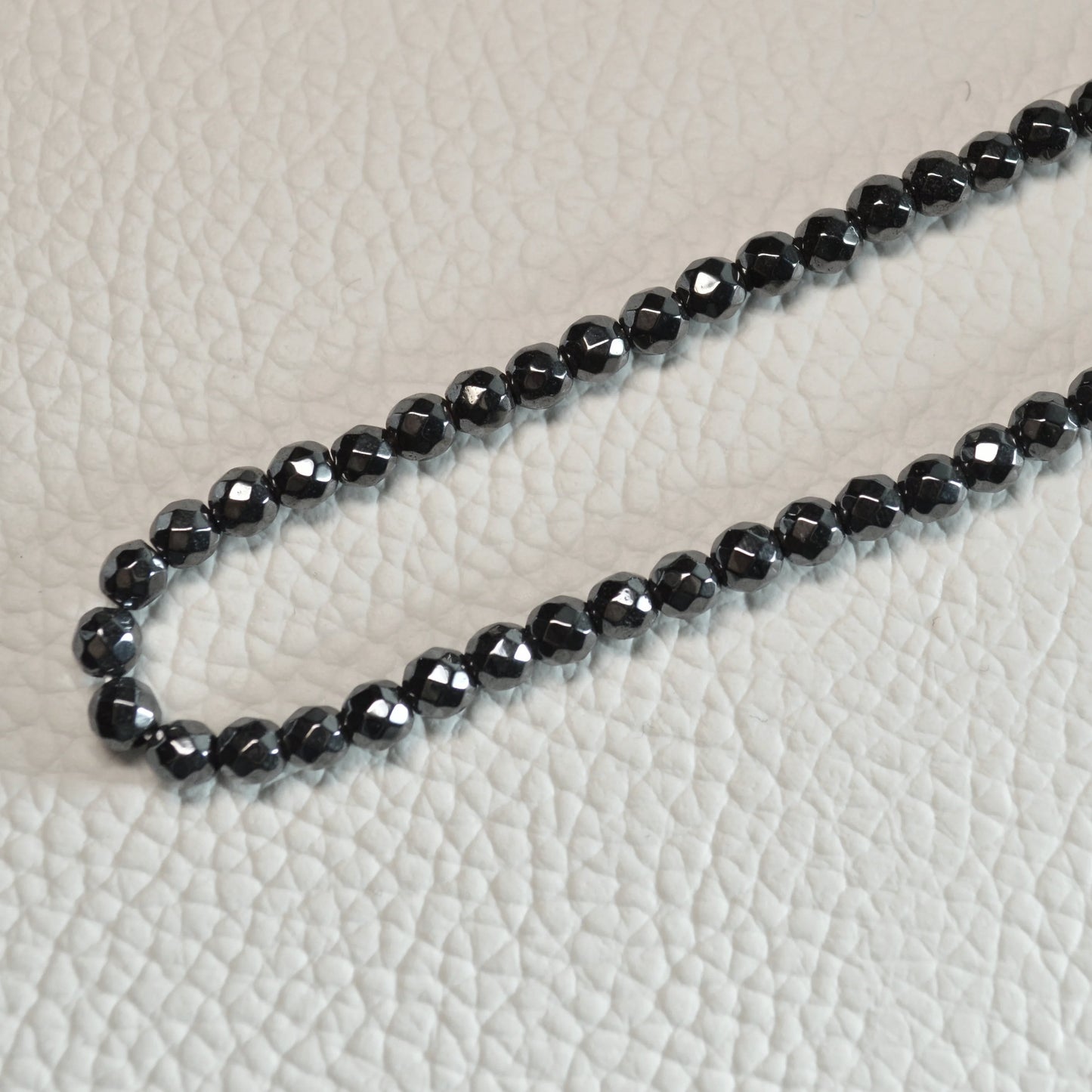 Hämatin Kette mit facettierten 4mm Perlen – 45 cm Halskette. Nahansicht.