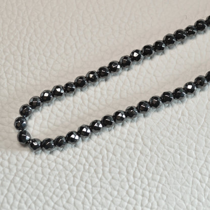 Hämatin Kette mit facettierten 4mm Perlen – 45 cm Halskette. Nahansicht.