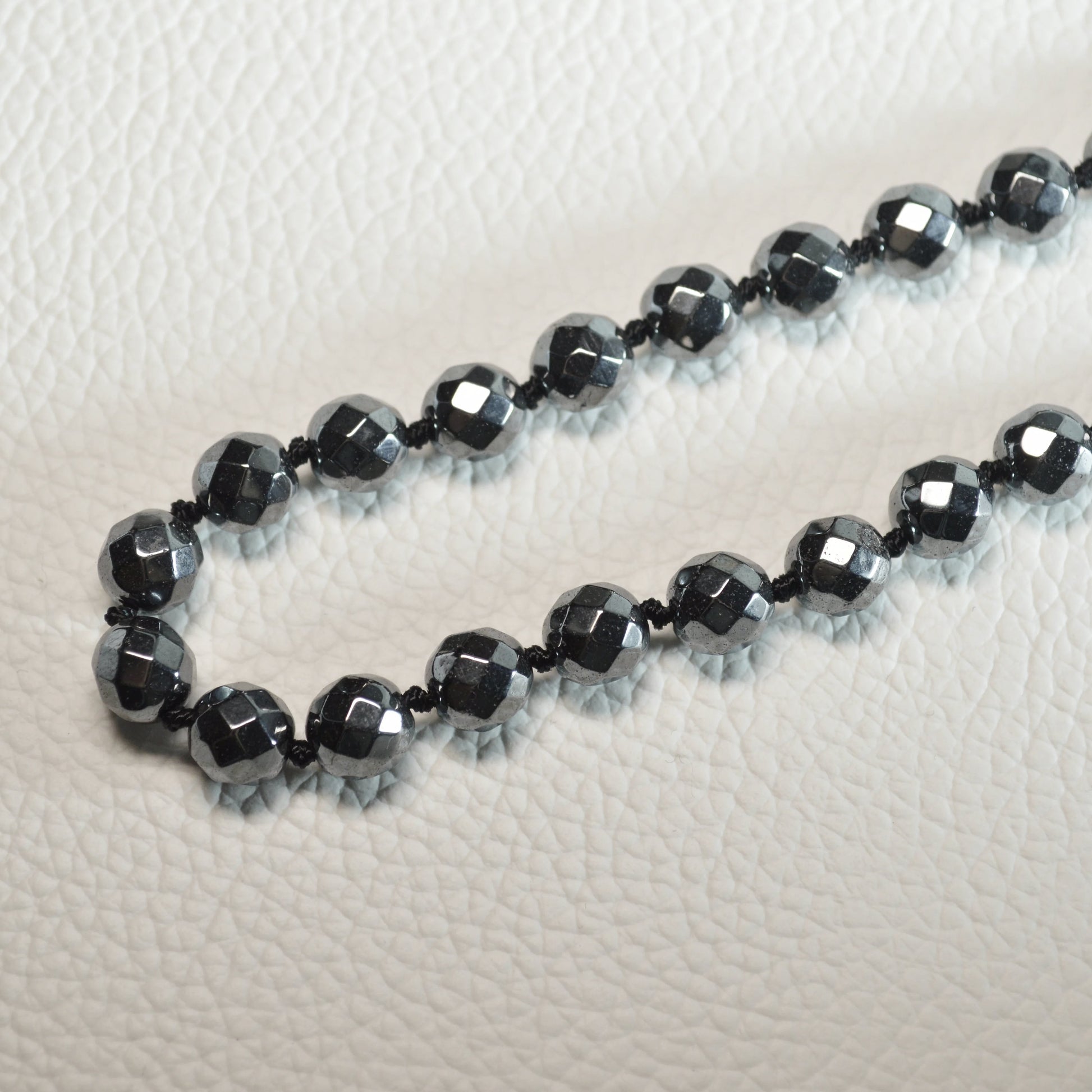 Hämatin Perlenkette 8mm  – Steinschmuck mit Metallverschluss - Nahansicht.
