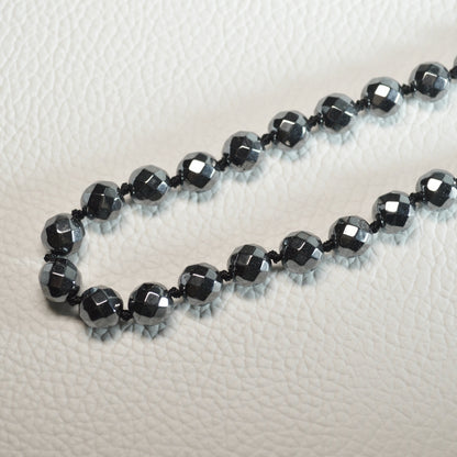 Hämatin Perlenkette 8mm  – Steinschmuck mit Metallverschluss - Nahansicht.