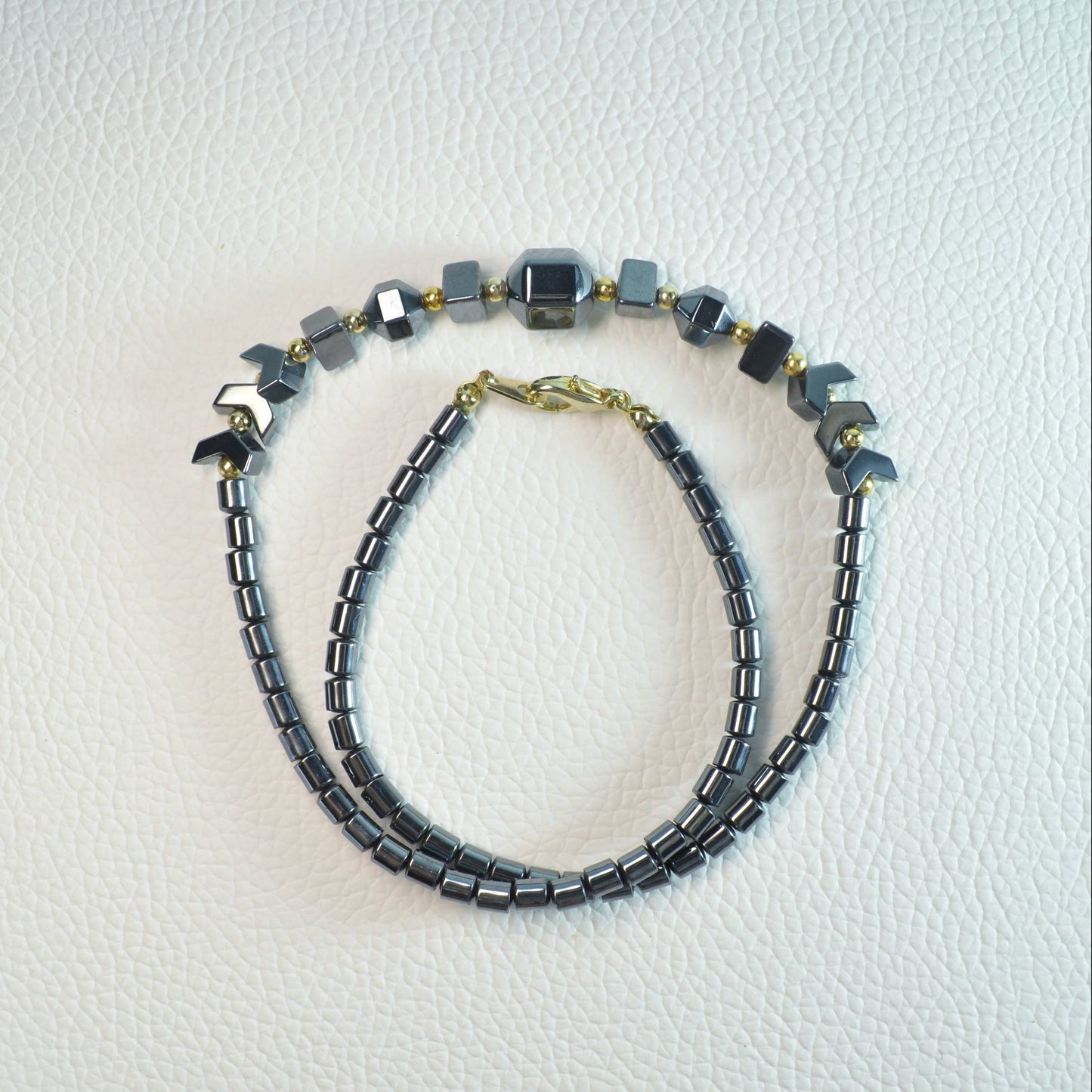 Elegante Hämatit Statement Kette mit geometrischen Perlen – perfekt als Geschenk oder für den Alltag.