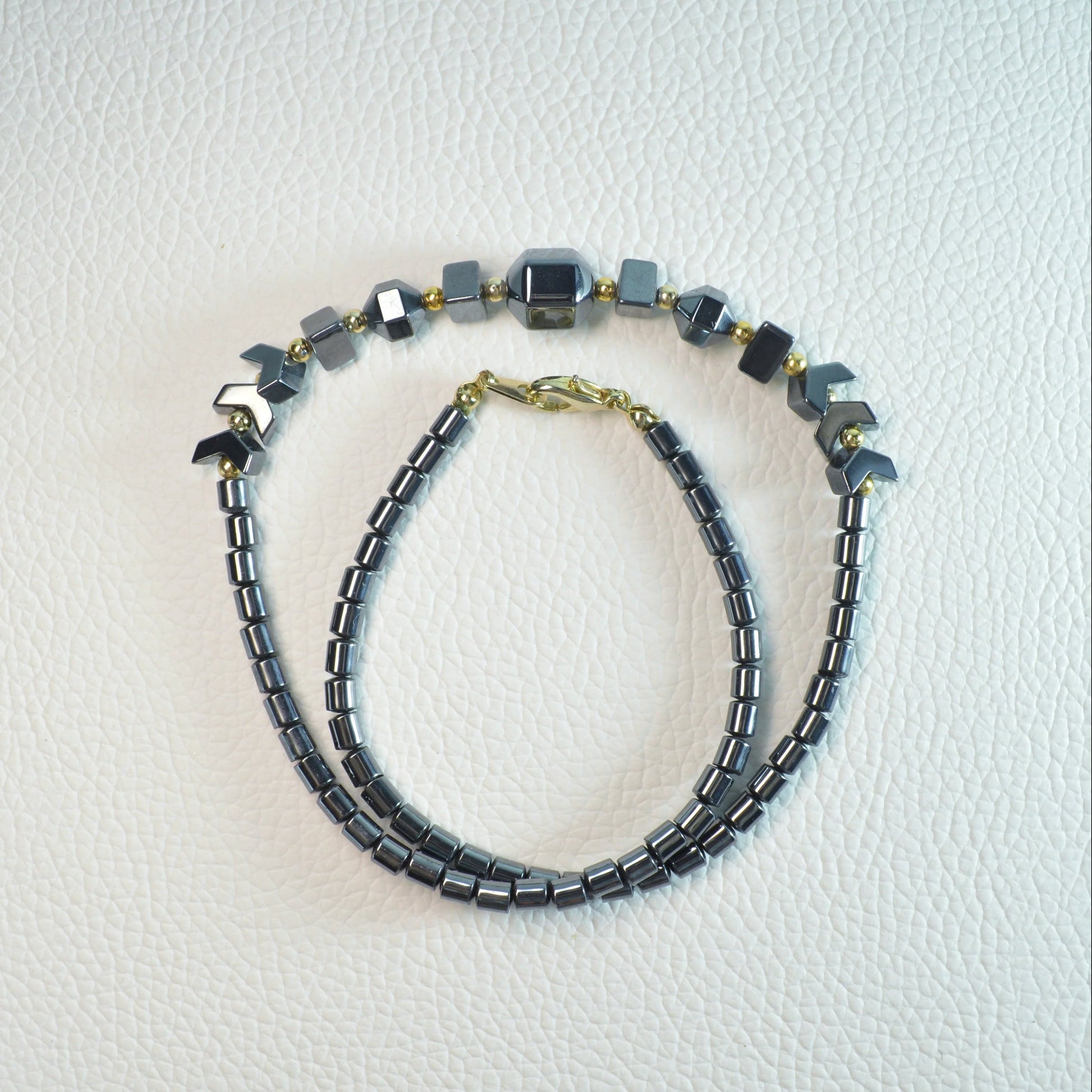 Elegante Hämatit Statement Kette mit geometrischen Perlen – perfekt als Geschenk oder für den Alltag.