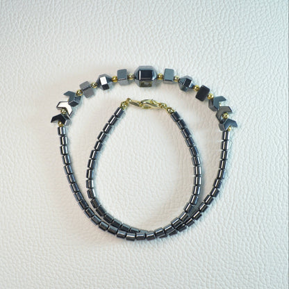 Elegante Hämatit Statement Kette mit geometrischen Perlen – perfekt als Geschenk oder für den Alltag.