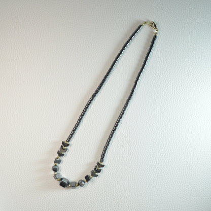 Hämatit Statement Perlenkette aus  Naturstein – Kristallschmuck mit goldenem Metallverschluss. Gesamtansicht.