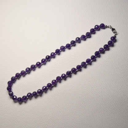 Handgefertigte Amethyst Halskette mit facettierten Kristallperlen – hochwertiger Naturstein-Schmuck. 