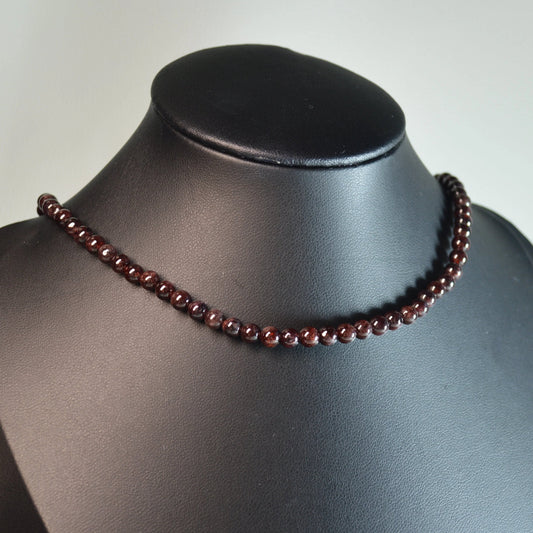 Handgemachte Almandin-Granat Halskette mit roten Kristallperlen – hochwertiger Naturstein-Schmuck auf Büste.