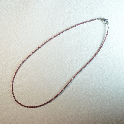 Handgemachte Almandin Granat Halskette mit facettierten Kristallperlen – hochwertiger Naturstein-Schmuck.