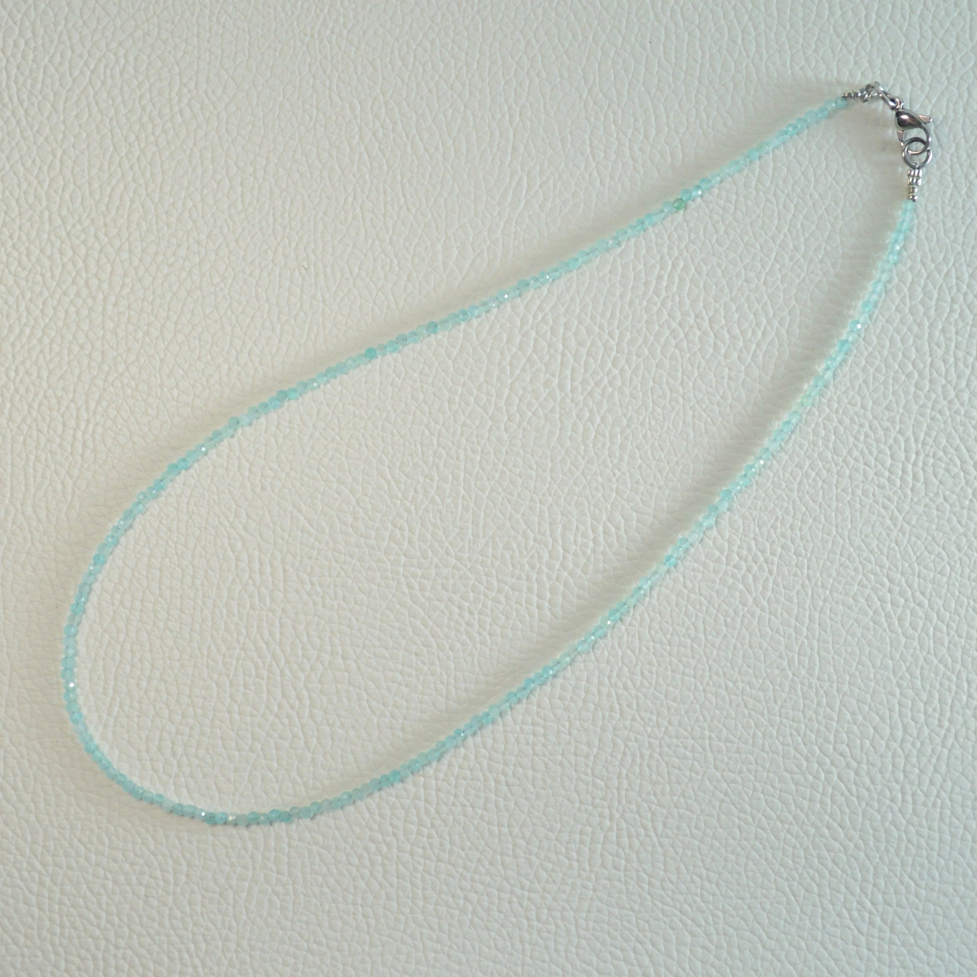 Handgemachte Amazonit Halskette mit facettierten 2mm Kristallperlen – hochwertiger Naturstein-Schmuck.