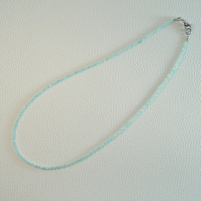 Handgemachte Amazonit Halskette mit facettierten 2mm Kristallperlen – hochwertiger Naturstein-Schmuck.