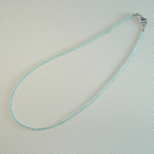 Handgemachte Amazonit Halskette mit facettierten 2mm Kristallperlen – hochwertiger Naturstein-Schmuck.