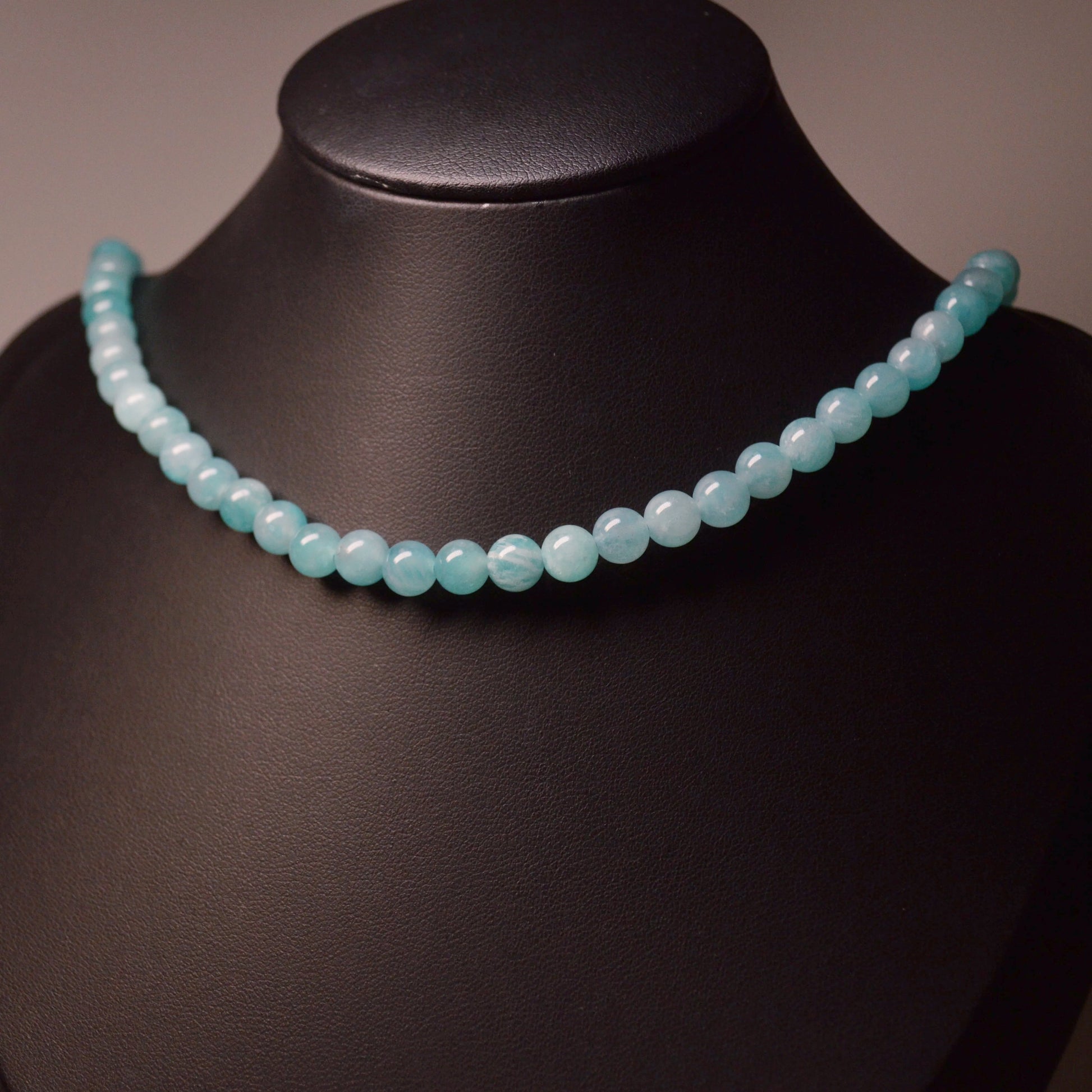 Handgemachte Amazonit Halskette mit  Kristallperlen – hochwertiger Naturstein-Schmuck auf Büste.