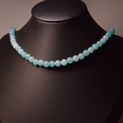 Handgemachte Amazonit Halskette mit  Kristallperlen – hochwertiger Naturstein-Schmuck auf Büste.