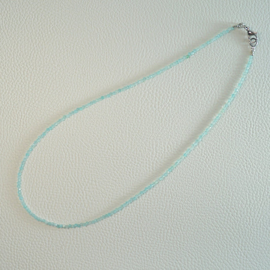 Handgemachte Amazonit Halskette mit facettierten Kristallperlen – hochwertiger Naturstein-Schmuck.