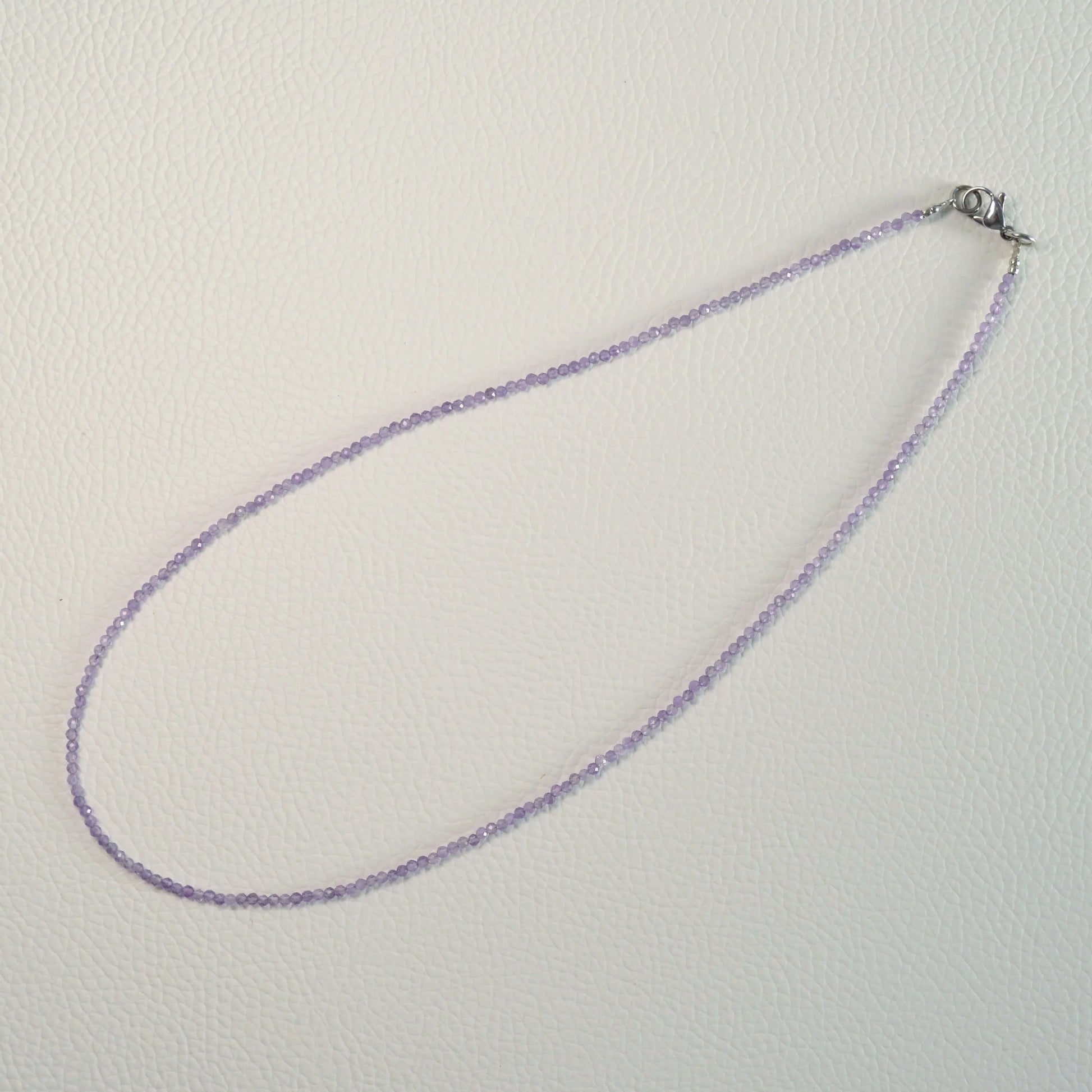 Handgemachte Amethyst Halskette mit facettierten Kristallperlen – hochwertiger Naturstein-Schmuck.